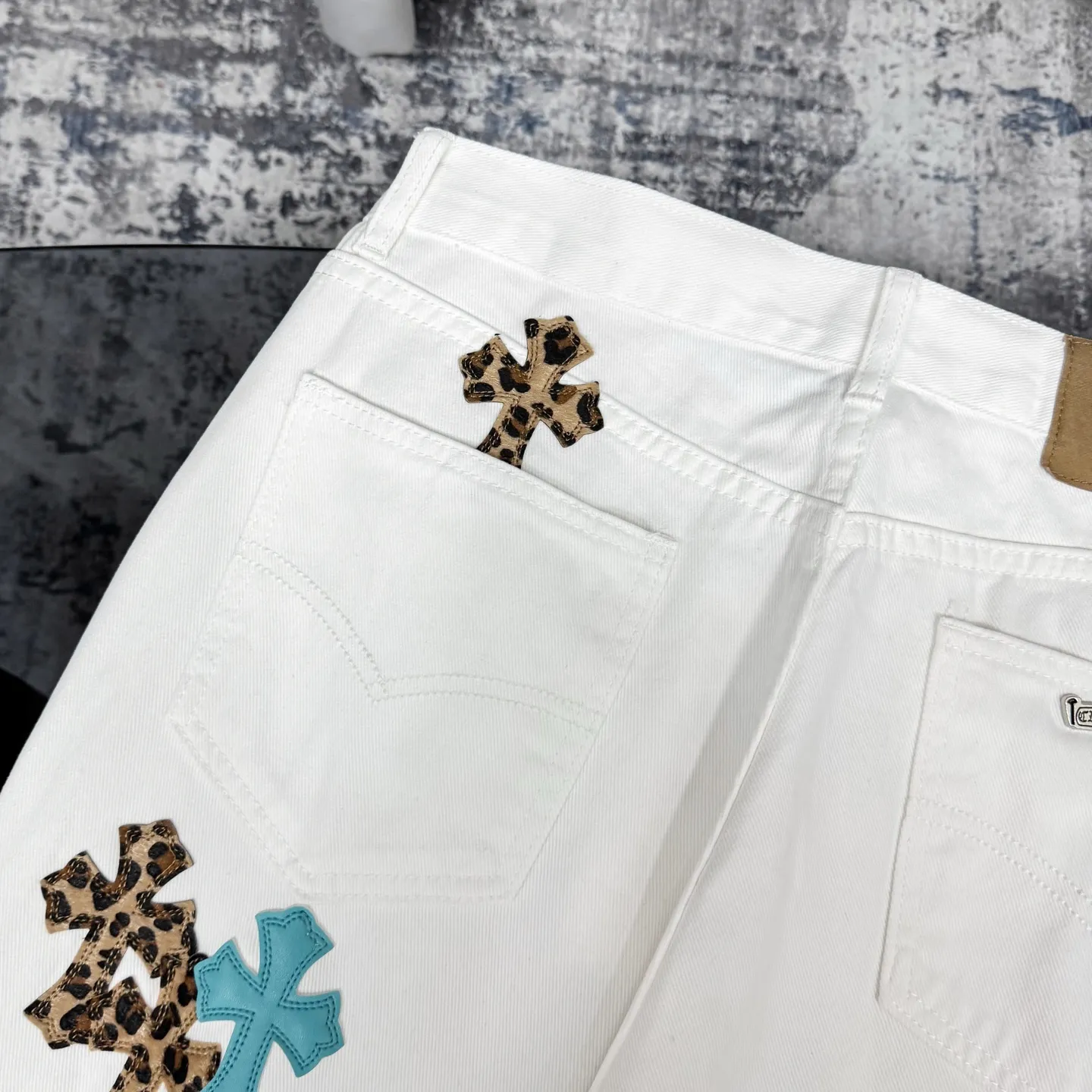 P250 Chrome Hearts 25SS white pants with three-color leopard print blue leather jeans. Chrome Hearts’ pants with the most popular colors are made of beaded canvas fabric. Heavy washing makes the upper body of the fabric more textured and the pants are tall and straight! The three-dimensional cutting of the whole trousers is a masterpiece! The hardware is customized by zp. The beaded canvas fabric is thick and soft after being washed. It has good breathability. Customized small leather label. Unique design. The details are simple and elegant, and the workmanship is exquisite. The whole trousers are neatly routed and the details are in place! It’s so cool that both men and women can easily control the genderless trend! Size: 28/30/32/34 Waist: 73/78/83/88 Sitting: 99/104/109/114 Pants length: 102/104/106/108